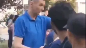 Građani Kine i Bangladeša na skupu Vučićeve stranke "protiv blokada": Pogledajte kako ih postrojava funkcioner SNS-a/Screenshot