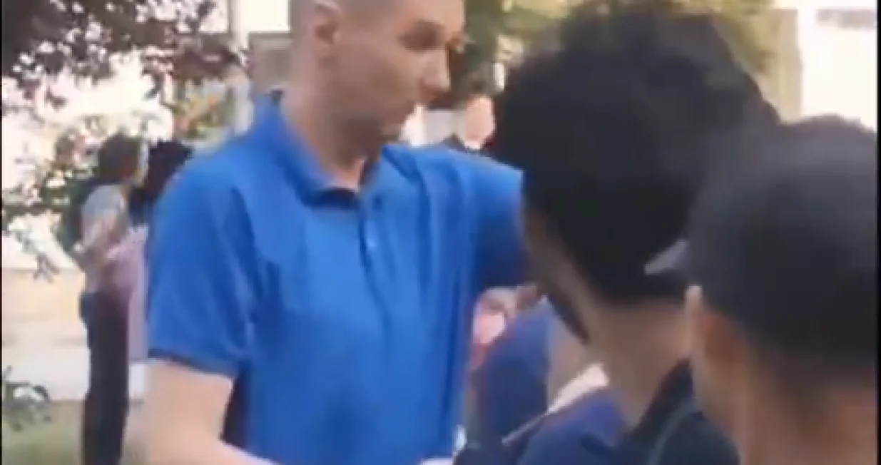 Građani Kine i Bangladeša na skupu Vučićeve stranke "protiv blokada": Pogledajte kako ih postrojava funkcioner SNS-a/Screenshot