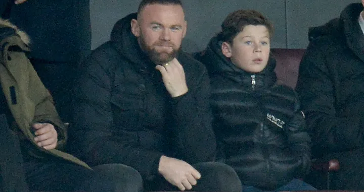 epa08111048 Former Manchester United's player Wayne Rooney (CL) in stands during the Carabao Cup first round semi-final soccer match between Manchester United and Manchester City held at Old Trafford in Manchester, Britain, 07 January 2020. EPA/PETER POWELL EDITORIAL USE ONLY. No use with unauthorized audio, video, data, fixture lists, club/league logos or 'live' services. Online in-match use limited to 120 images, no video emulation. No use in betting, games or single club/league/player publications./Foto: Peter Powell