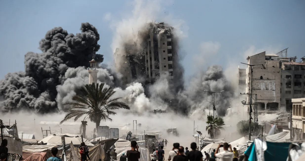 GAZA GRAD, POJAS GAZE, 5. SEPTEMBAR: Dim i prašina dižu se iz tornja Mushtaha, koji se nalazi zapadno od grada Gaze, nakon što su ga pogodili izraelski zračni napadi u Pojasu Gaze 5. septembra 2025. (Ali Jadallah - Anadolu Agency)/