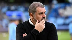epa10309882 Celtic FC coach Angelos Postecoglou looks on prior to the Sydney Super Cup exhibition match between Celtic FC and Sydney FC at Allianz Stadium in Sydney, Australia, 17 November 2022. EPA/DAN HIMBRECHTS EDITORIAL USE ONLY AUSTRALIA AND NEW ZEALAND OUT/Foto: Dan Himbrechts