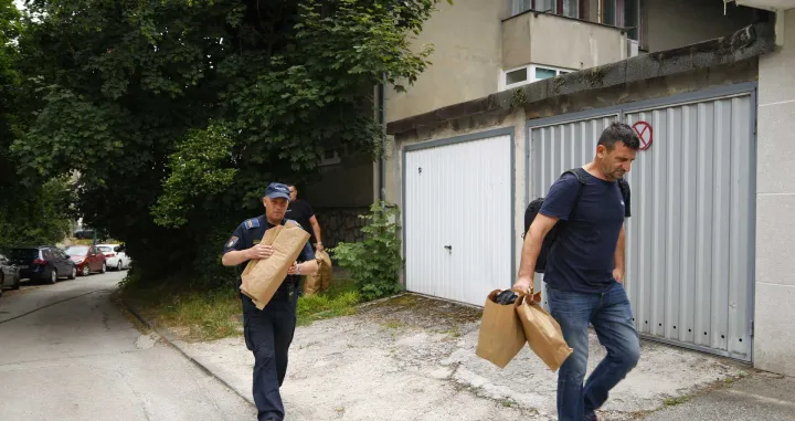 MUP KS, policija, uviđaj, ubistvo na Višnjiku, policijsko auto, iznošenje dokaza, dokazni materijal/Damir Deljo