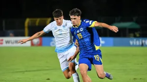 Soccer Football - World Cup - UEFA Qualifiers - Group H - San Marino v Bosnia and Herzegovina - San Marino Stadium, Serravalle, San Marino - September 6, 2025 Bosnia and Herzegovina's Kerim Alajbegovic in action with San Marino's Andrea Contadini REUTERS/Alberto Lingria/Foto: Alberto Lingria