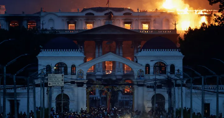 Flames rise from the burning Singha Durbar office complex that houses the Nepali prime minister's office and other ministries, amid a protest against Monday's killing of 19 people after anti-corruption protests that were triggered by a social media ban which was later lifted, during a curfew in Kathmandu, Nepal, September 9, 2025. REUTERS/Navesh Chitrakar  TPX IMAGES OF THE DAY/Navesh Chitrakar