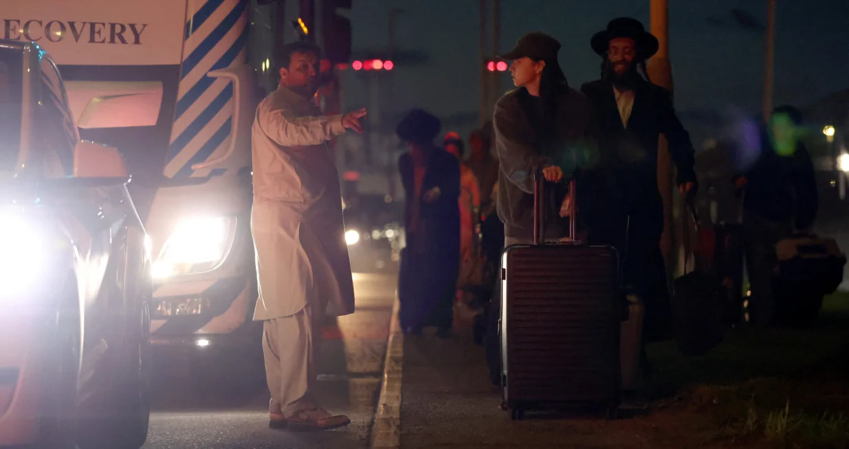 Putnici se vraćaju u ponovno otvoreni terminal nakon što su hitne službe reagirale na ono što su nazvale "mogućim incidentom s opasnim materijalima" na Terminalu 4 zračne luke Heathrow u Hounslowu, London, Velika Britanija, 8. rujna 2025. REUTERS/Suzanne Plunkett/Suzanne Plunkett