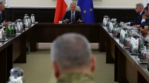 Poljski premijer Donald Tusk održao je izvanredni sastanak vlade u uredu kancelara, s vojnim dužnosnicima i dužnosnicima hitnih službi, nakon kršenja poljskog zračnog prostora tijekom ruskog napada na Ukrajinu, u Varšavi, Poljska, 10. rujna 2025. REUTERS/Kacper Pempel/Kacper Pempel