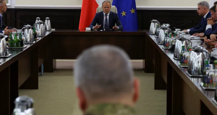 Poljski premijer Donald Tusk održao je izvanredni sastanak vlade u uredu kancelara, s vojnim dužnosnicima i dužnosnicima hitnih službi, nakon kršenja poljskog zračnog prostora tijekom ruskog napada na Ukrajinu, u Varšavi, Poljska, 10. rujna 2025. REUTERS/Kacper Pempel/Kacper Pempel