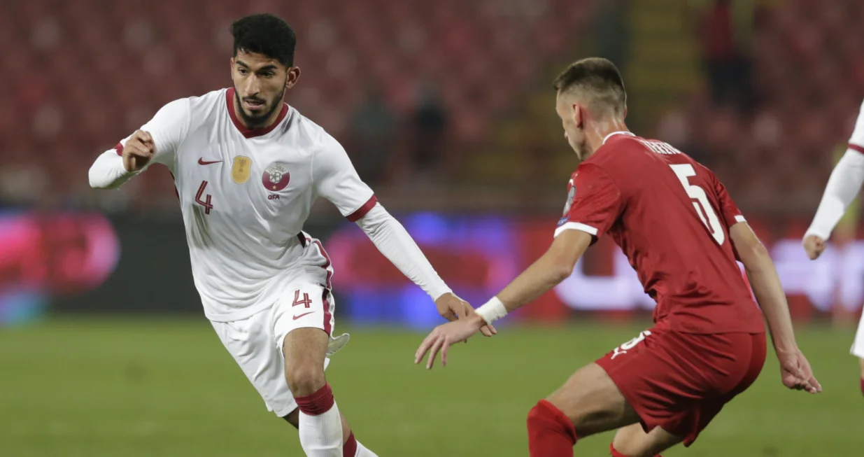 epa09576921 Qatar's Mohammed Albayati (L) in action against Serbia's Aleksa Terzic (R) during the International Friendly soccer match between Serbia and Qatar in Belgrade, Serbia, 11 November 2021. EPA/ANDREJ CUKIC/Foto: Andrej Cukic