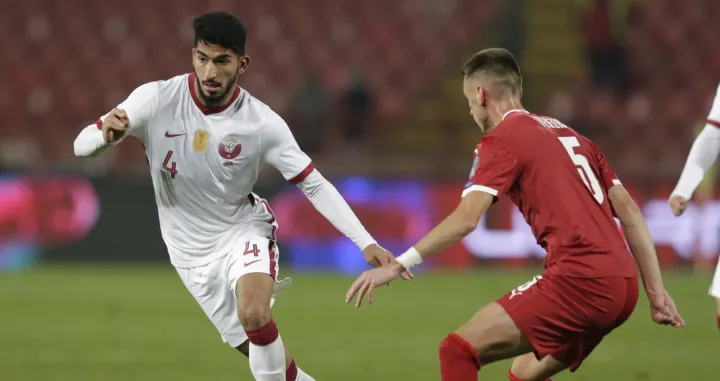 epa09576921 Qatar's Mohammed Albayati (L) in action against Serbia's Aleksa Terzic (R) during the International Friendly soccer match between Serbia and Qatar in Belgrade, Serbia, 11 November 2021. EPA/ANDREJ CUKIC/Foto: Andrej Cukic