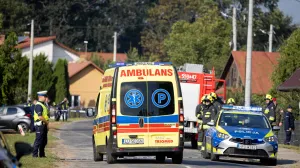 Kola hitne pomoći prolaze pored policajca i vatrogasaca nakon što je dron ili sličan objekt udario u stambenu zgradu, prema lokalnim vlastima, nakon kršenja poljskog zračnog prostora tijekom ruskog napada na Ukrajinu, u općini Wyryki, Poljska, 10. rujna 2025. Agencja Wyborcza.pl/Jakub Orzechowski/preko REUTERSA PAŽNJA UREDNICIMA - OVU SLIKU JE OBEZBIJEDILA TREĆA STRANA. POLJSKA IZLAZI. NEMA KOMERCIJALNE ILI UREDNIČKE PRODAJE U POLJSKOJ./Jakub Orzechowski/agencja Wybo