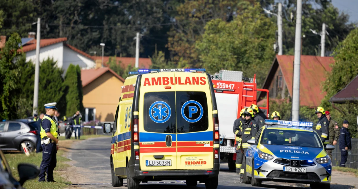 Kola hitne pomoći prolaze pored policajca i vatrogasaca nakon što je dron ili sličan objekt udario u stambenu zgradu, prema lokalnim vlastima, nakon kršenja poljskog zračnog prostora tijekom ruskog napada na Ukrajinu, u općini Wyryki, Poljska, 10. rujna 2025. Agencja Wyborcza.pl/Jakub Orzechowski/preko REUTERSA PAŽNJA UREDNICIMA - OVU SLIKU JE OBEZBIJEDILA TREĆA STRANA. POLJSKA IZLAZI. NEMA KOMERCIJALNE ILI UREDNIČKE PRODAJE U POLJSKOJ./Jakub Orzechowski/agencja Wybo