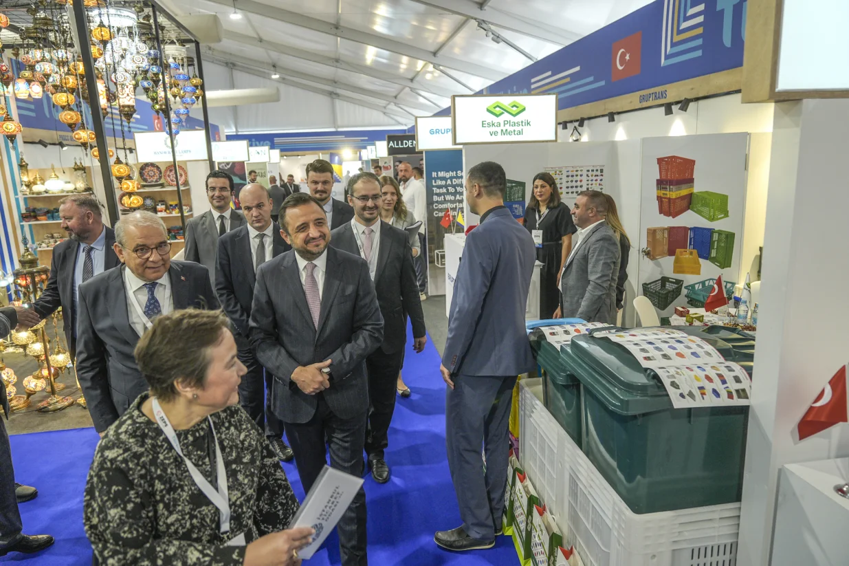 Zenica, BIH - 10. septembar 2025:Generalni bh. sajam privrede ZEPS 2025 otvoren je u srijedu u Zenici, a sveДЌanom otvaranju su, izmeД'u ostalih, prisustvovali ministar vanjskih poslova BiH Elmedin KonakoviД‡, federalni premijer Nermin NikЕЎiД‡, turski ambasador u BiH Emin Akseki te brojne druge zvanice i privrednici. Delegacije su po sveДЌanom otvorenju obiЕЎle izlagaДЌe na sajmu (SamД±r JordamovД±c - Anadolu Agency)/