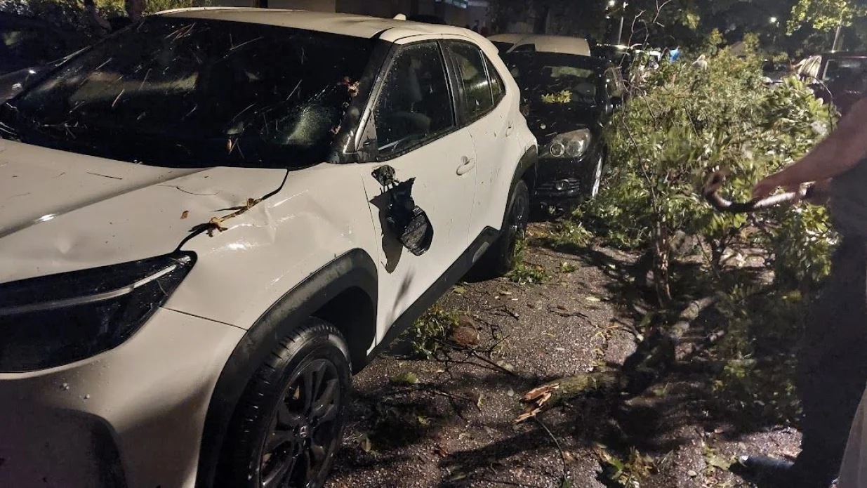 Olujno nevrijeme zahvatilo Mostar, počupano drveće i oštećeni automobili/Roland Grabovac