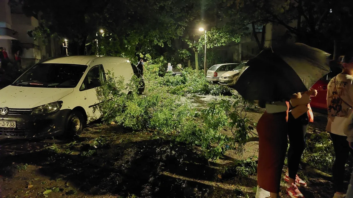 Olujno nevrijeme zahvatilo Mostar, počupano drveće i oštećeni automobili/Roland Grabovac