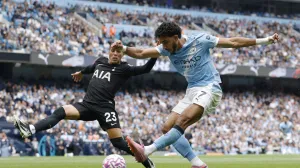 Soccer Football - Premier League - Manchester City v Tottenham Hotspur - Etihad Stadium, Manchester, Britain - August 23, 2025 Manchester City's Omar Marmoush in action with Tottenham Hotspur's Pedro Porro Action Images via Reuters/Jason Cairnduff EDITORIAL USE ONLY. NO USE WITH UNAUTHORIZED AUDIO, VIDEO, DATA, FIXTURE LISTS, CLUB/LEAGUE LOGOS OR 'LIVE' SERVICES. ONLINE IN-MATCH USE LIMITED TO 120 IMAGES, NO VIDEO EMULATION. NO USE IN BETTING, GAMES OR SINGLE CLUB/LEAGUE/PLAYER PUBLICATIONS. PLEASE CONTACT YOUR ACCOUNT REPRESENTATIVE FOR FURTHER DETAILS../Foto: Jason Cairnduff