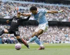 Soccer Football - Premier League - Manchester City v Tottenham Hotspur - Etihad Stadium, Manchester, Britain - August 23, 2025 Manchester City's Omar Marmoush in action with Tottenham Hotspur's Pedro Porro Action Images via Reuters/Jason Cairnduff EDITORIAL USE ONLY. NO USE WITH UNAUTHORIZED AUDIO, VIDEO, DATA, FIXTURE LISTS, CLUB/LEAGUE LOGOS OR 'LIVE' SERVICES. ONLINE IN-MATCH USE LIMITED TO 120 IMAGES, NO VIDEO EMULATION. NO USE IN BETTING, GAMES OR SINGLE CLUB/LEAGUE/PLAYER PUBLICATIONS. PLEASE CONTACT YOUR ACCOUNT REPRESENTATIVE FOR FURTHER DETAILS../Foto: Jason Cairnduff