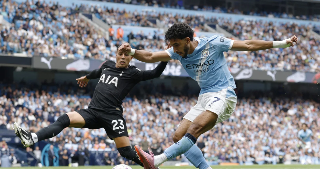 Soccer Football - Premier League - Manchester City v Tottenham Hotspur - Etihad Stadium, Manchester, Britain - August 23, 2025 Manchester City's Omar Marmoush in action with Tottenham Hotspur's Pedro Porro Action Images via Reuters/Jason Cairnduff EDITORIAL USE ONLY. NO USE WITH UNAUTHORIZED AUDIO, VIDEO, DATA, FIXTURE LISTS, CLUB/LEAGUE LOGOS OR 'LIVE' SERVICES. ONLINE IN-MATCH USE LIMITED TO 120 IMAGES, NO VIDEO EMULATION. NO USE IN BETTING, GAMES OR SINGLE CLUB/LEAGUE/PLAYER PUBLICATIONS. PLEASE CONTACT YOUR ACCOUNT REPRESENTATIVE FOR FURTHER DETAILS../Foto: Jason Cairnduff
