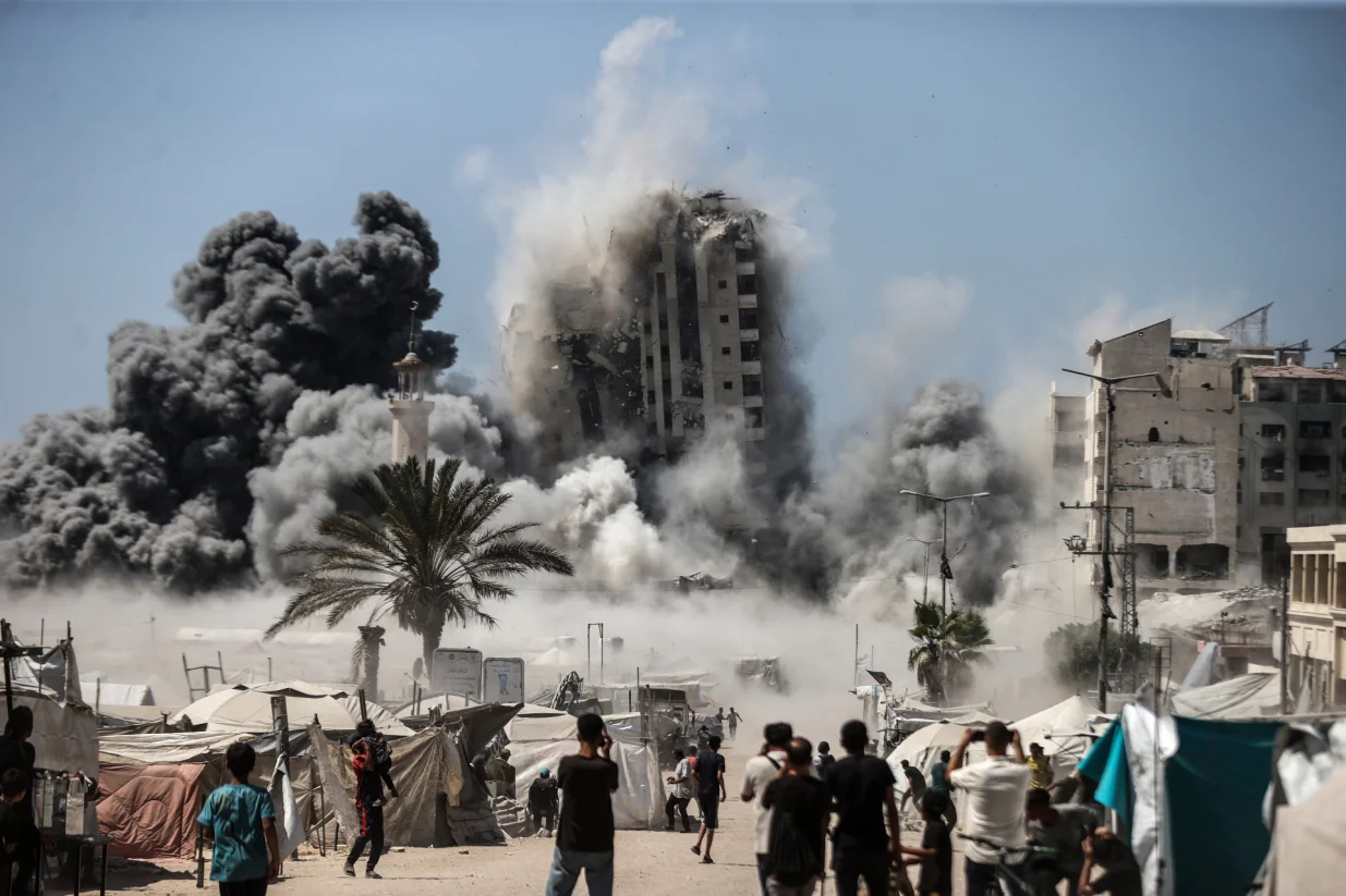 GAZA GRAD, POJAS GAZE, 5. SEPTEMBAR: Dim i prašina dižu se iz tornja Mushtaha, koji se nalazi zapadno od grada Gaze, nakon što su ga pogodili izraelski zračni napadi u Pojasu Gaze 5. septembra 2025. (Ali Jadallah - Anadolu Agency)/