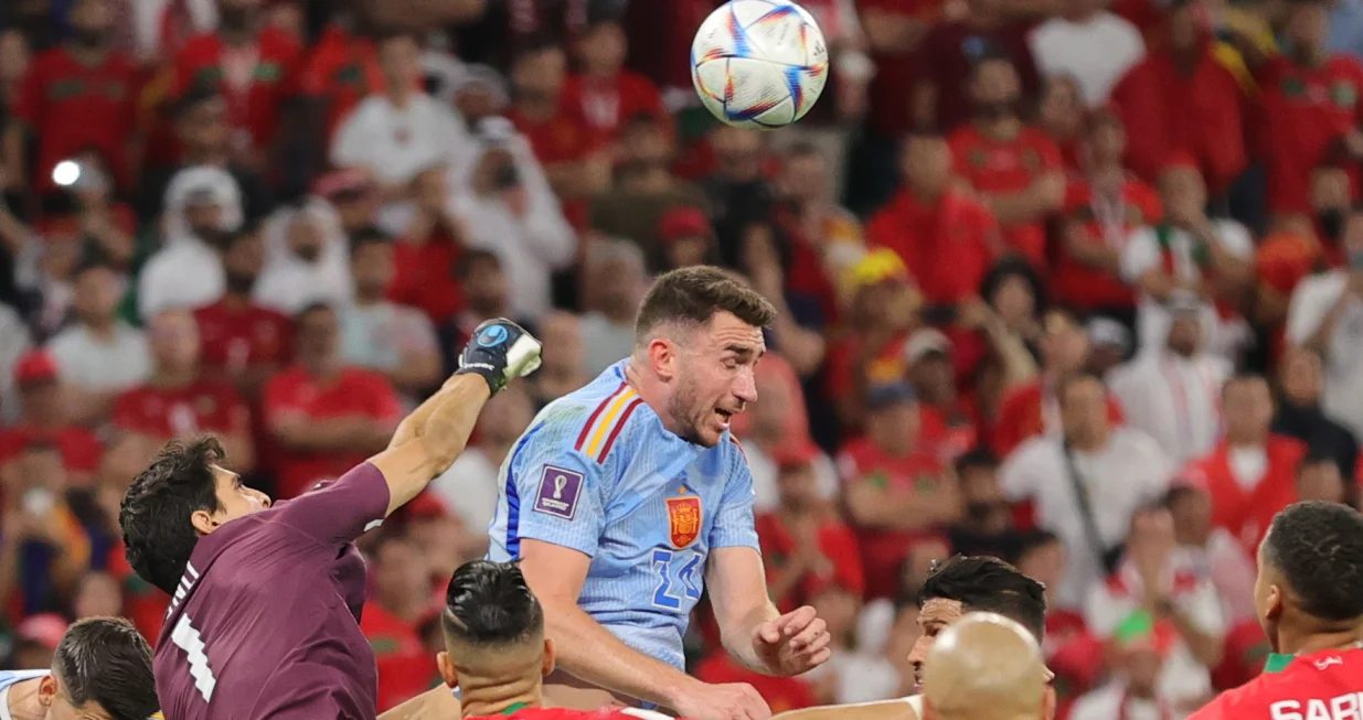 epa10352264 Goalkeeper Yassine Bounou (L) of Morocco in action against Aymeric Laporte (C) of Spain during the FIFA World Cup 2022 round of 16 soccer match between Morocco and Spain at Education City Stadium in Doha, Qatar, 06 December 2022. EPA/Friedemann Vogel/Foto: Friedemann Vogel