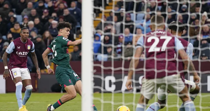 epa10378781 Liverpool's Stefan Bajcetic scores the 1-3 during the English Premier League soccer match between Aston Villa and Liverpool in Birmingham, Britain, 26 December 2022. EPA/Tim Keeton EDITORIAL USE ONLY. No use with unauthorized audio, video, data, fixture lists, club/league logos or 'live' services. Online in-match use limited to 120 images, no video emulation. No use in betting, games or single club/league/player publications/Foto: Tim Keeton
