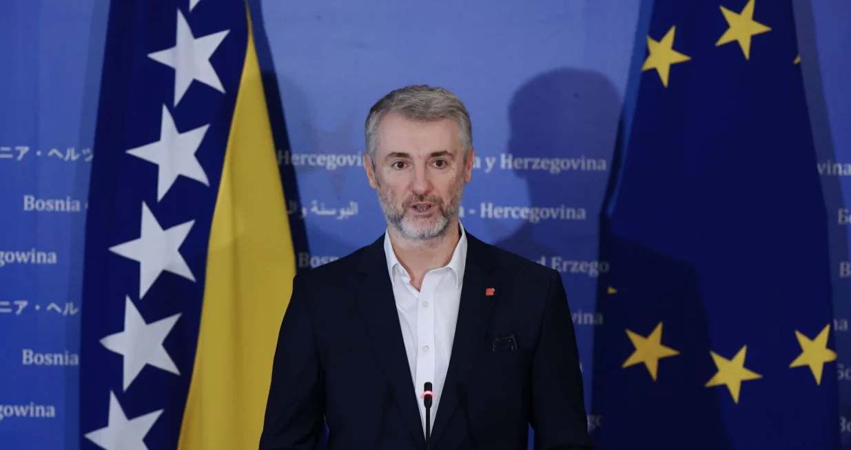 SARAJEVO, 3. septembra (FENA) - Ministar komunikacija i prometa Bosne i Hercegovine Edin Forto je izrazio zadovoljstvo što je postignut dogovor sa prevoznicima koji su prethodnih dana blokirali promet u BiH. Cilj je jasan, poručio je, moramo uraditi sve što je potrebno da olakšamo našim firmama da rade na evropskom tržištu. (Foto FENA/Almir Razić)/Almir Razić