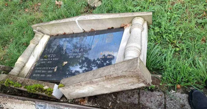 Vandalizam, pravoslavno groblje kod Zenice, Pečuj, uništeni nadgrobni spomenici/