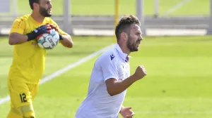epa08676218 Mijo Caktas (R) of Hajduk Split celebrates after scoring the opening goal against Renova's goalkeeper Hadis Velii (L) during the UEFA Europa League soccer match,second qualifying round between Renova and Hajduk Split in Skopje, Republic of North Macedonia on 17 September 2020. EPA/GEORGI LICOVSKI/Foto: Georgi Licovski