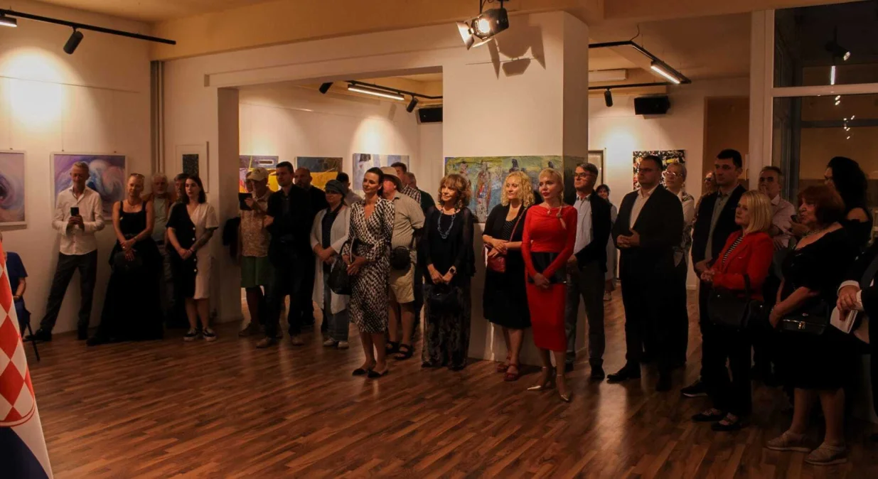 U Ambasadi Bosne i Hercegovine u Zagrebu, u prisustvu velikog broja posjetilaca i gostiju, u četvrtak je svečano otvorena izložba "54. Aprilski salon 2025"//