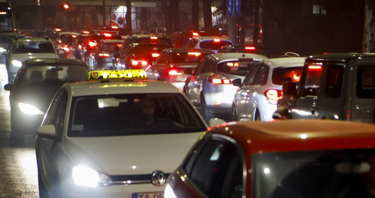 Kolone auta po noću/Damir Deljo