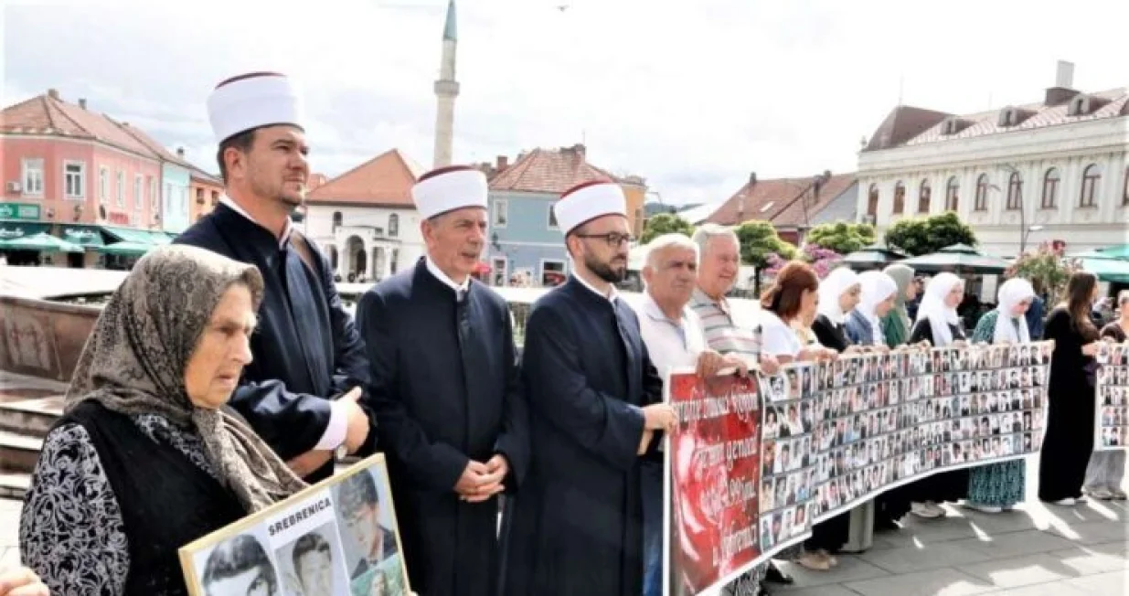 Majke i žene Srebrenice na Trgu slobode u Tuzli//