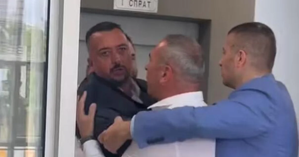 Dejan Šešelj (SNSD) i Aleksandar Kostović (US), sukob, Skupština Istočno Novo Sarajevo/Prtsc