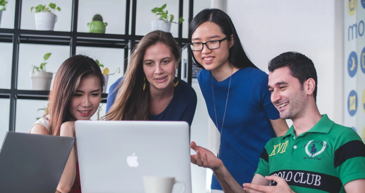 djevojka, djevojke, momak, omladina, mladi ljudi, laptop, projekat, sloga, saradnja/Unsplash