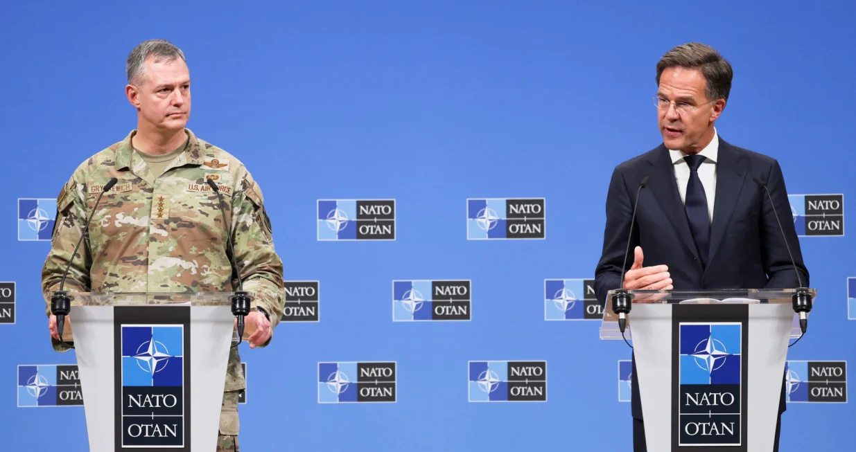 NATO Secretary General Mark Rutte and Supreme Allied Commander Europe Alexus G. Grynkewich attend a joint press conference at the Alliance headquarters in Brussels, Belgium September 12, 2025. REUTERS/Omar Havana/Omar Havana
