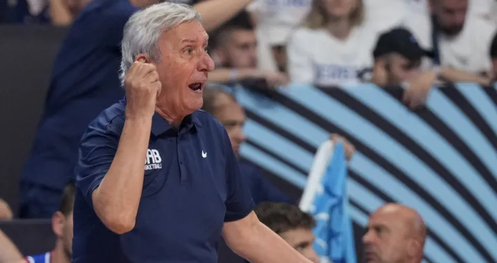 Basketball - FIBA EuroBasket 2025 - Group Phase - Portugal v Serbia - Xiaomi Arena, Riga, Latvia - August 29, 2025 Serbia head coach Svetislav Pesic reacts REUTERS/Ints Kalnins/Foto: Ints Kalnins