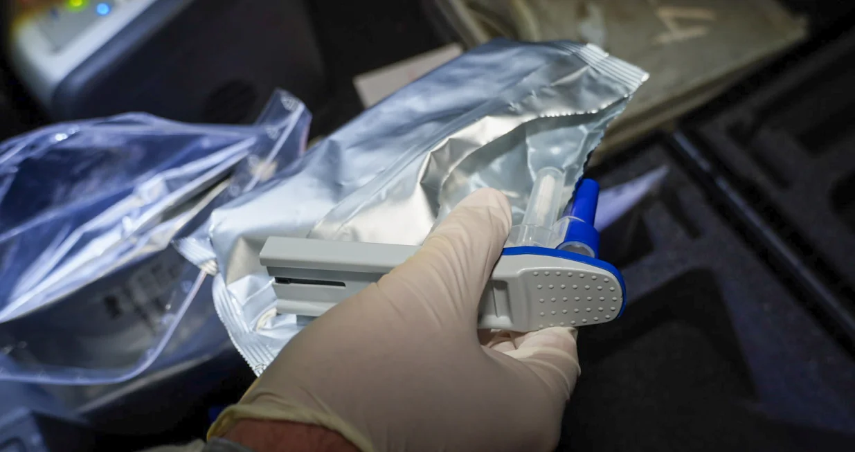 Uprava policije Ministarstva unutrašnjih poslova Kantona Sarajevo (MUP KS) počela je s upotrebom uređaja za indikaciju droga i testiranje vozača na prisustvo droga u organizmu, na saobraćajnicama u KS//