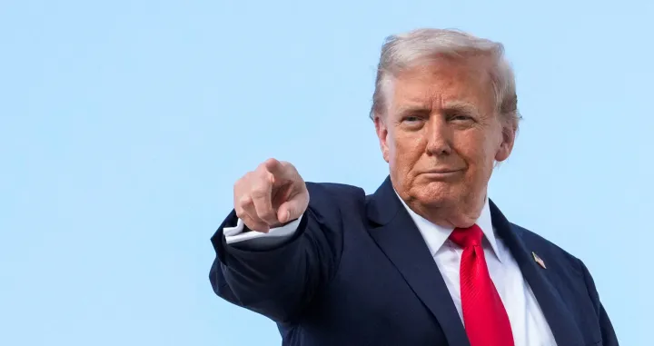 U.S. President Donald Trump gestures, while he boards Air Force One, as he departs for New York at Joint Base Andrews, Maryland, U.S., September 11, 2025. REUTERS/Ken Cedeno  TPX IMAGES OF THE DAY/Ken Cedeno