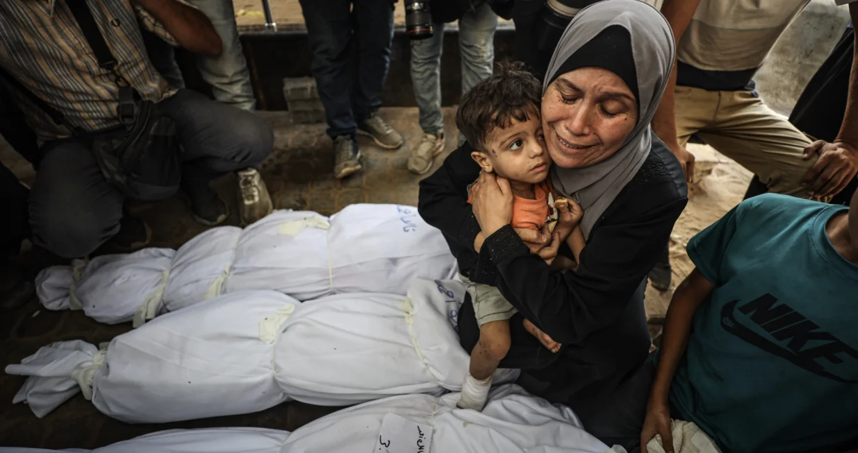 GRAD GAZA, POJAS GAZE, 3. SEPTEMBAR: RoД'aci oplakuju gubitak ДЌlanova porodice dok su tijela Palestinaca ubijenih u izraelskom napadu dopremljena u bolnicu Al-Shifa u Gazi radi sahrane 3. septembra 2025. godine. Najmanje 113 Palestinaca je ubijeno, a mnogi su ranjeni od strane izraelske vojske u posljednja 24 sata u Pojasu Gaze u srijedu, prema medicinskim izvorima. (Khames Alrefi - Anadolu Agency)/