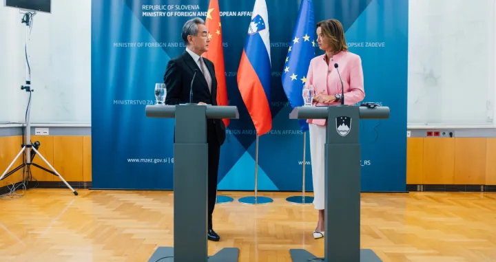 LJUBLJANA, SLOVENIA - 13. SEPTEMBAR 2025.Ministrica vanjskih i evropskih poslova Slovenije Tanja Fajon izjavila je da Slovenija pridaje veliku vaÅ¾nost iskrenom dijalogu s Kinom, nakon susreta s kineskim ministrom vanjskih poslova Wang Yijem.Fajon primila je kineskog ministra vanjskih poslova Wang Yija u sluÅ¾benoj posjeti Ljubljani. (ElvÄ±r HodzÄ±c - Anadolu Agency)/