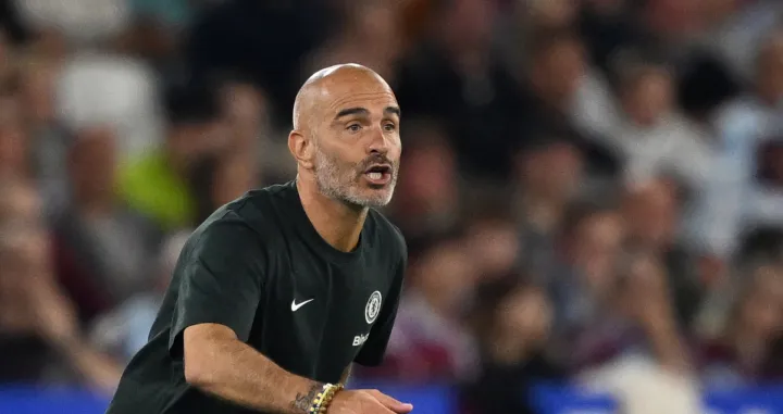 Soccer Football - Premier League - West Ham United v Chelsea - London Stadium, London, Britain - August 22, 2025 Chelsea manager Enzo Maresca REUTERS/Dylan Martinez EDITORIAL USE ONLY. NO USE WITH UNAUTHORIZED AUDIO, VIDEO, DATA, FIXTURE LISTS, CLUB/LEAGUE LOGOS OR 'LIVE' SERVICES. ONLINE IN-MATCH USE LIMITED TO 120 IMAGES, NO VIDEO EMULATION. NO USE IN BETTING, GAMES OR SINGLE CLUB/LEAGUE/PLAYER PUBLICATIONS. PLEASE CONTACT YOUR ACCOUNT REPRESENTATIVE FOR FURTHER DETAILS../Foto: Dylan Martinez