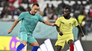 epa10362451 Former English player John Terry (L) in action during the Workers and FIFA Legends soccer match at Al Thumama Stadium in Doha, Qatar, 12 December 2022. FIFA World Cup 2022 guests and volunteers watched workers and FIFA legends playing in a 60-minute match. EPA/NOUSHAD THEKKAYIL/Foto: Noushad Thekkayil