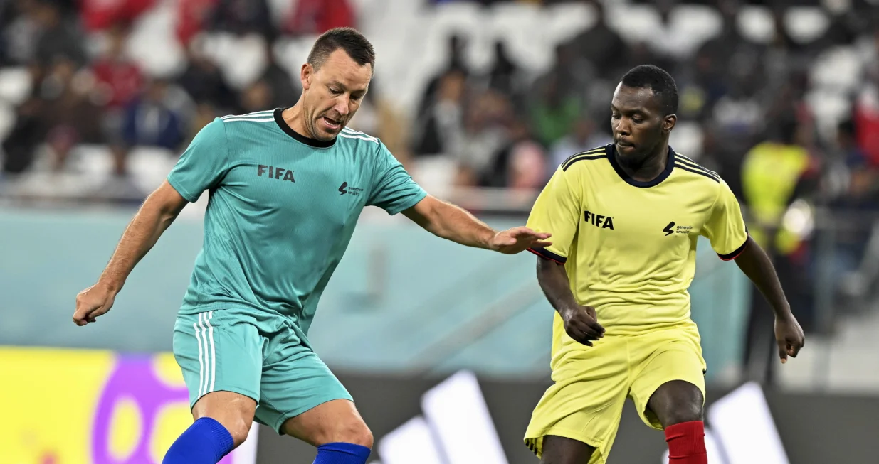 epa10362451 Former English player John Terry (L) in action during the Workers and FIFA Legends soccer match at Al Thumama Stadium in Doha, Qatar, 12 December 2022. FIFA World Cup 2022 guests and volunteers watched workers and FIFA legends playing in a 60-minute match. EPA/NOUSHAD THEKKAYIL/Foto: Noushad Thekkayil