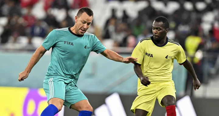 epa10362451 Former English player John Terry (L) in action during the Workers and FIFA Legends soccer match at Al Thumama Stadium in Doha, Qatar, 12 December 2022. FIFA World Cup 2022 guests and volunteers watched workers and FIFA legends playing in a 60-minute match. EPA/NOUSHAD THEKKAYIL/Foto: Noushad Thekkayil