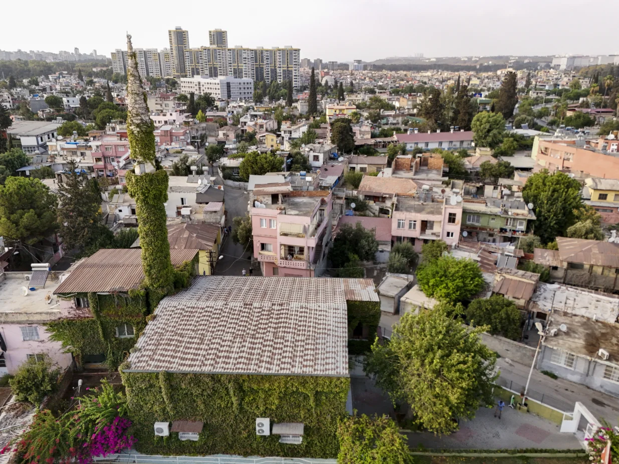 ADANA, TURSKA, 2. SEPTEMBAR: DЕѕamija Koprukoy u turskoj Adani, poznata kao "zelena dЕѕamija" zbog brЕЎljana koji prekriva njene vanjske zidove i minaret, privlaДЌi paЕѕnju posjetilaca svojim jedinstvenim spojem arhitekture i prirode.Turski grad Adana moЕѕe se pohvaliti prirodnim ljepotama, arhitekturom i historijskim znamenitostima. No, Adana je poznata i po svojim dЕѕamijama, a najveД‡u paЕѕnju prolaznika privlaДЌi "zelena dЕѕamija". Ime je dobila po tome ЕЎto su njeni zidovi obrasli zelenilom. (Д°smail Duru - Anadolu Agency)/
