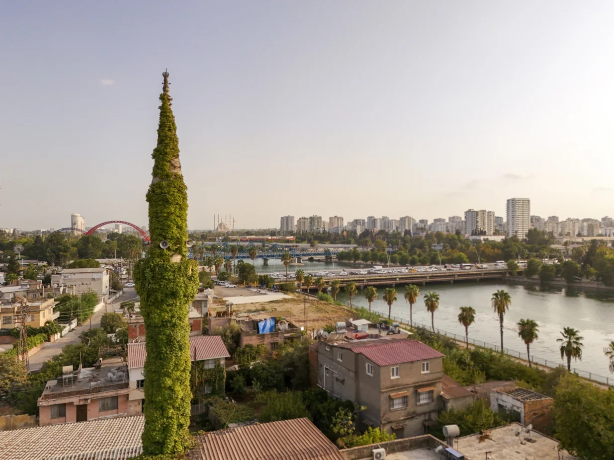 ADANA, TURSKA, 2. SEPTEMBAR: DЕѕamija Koprukoy u turskoj Adani, poznata kao "zelena dЕѕamija" zbog brЕЎljana koji prekriva njene vanjske zidove i minaret, privlaДЌi paЕѕnju posjetilaca svojim jedinstvenim spojem arhitekture i prirode.Turski grad Adana moЕѕe se pohvaliti prirodnim ljepotama, arhitekturom i historijskim znamenitostima. No, Adana je poznata i po svojim dЕѕamijama, a najveД‡u paЕѕnju prolaznika privlaДЌi "zelena dЕѕamija". Ime je dobila po tome ЕЎto su njeni zidovi obrasli zelenilom. (Д°smail Duru - Anadolu Agency)/