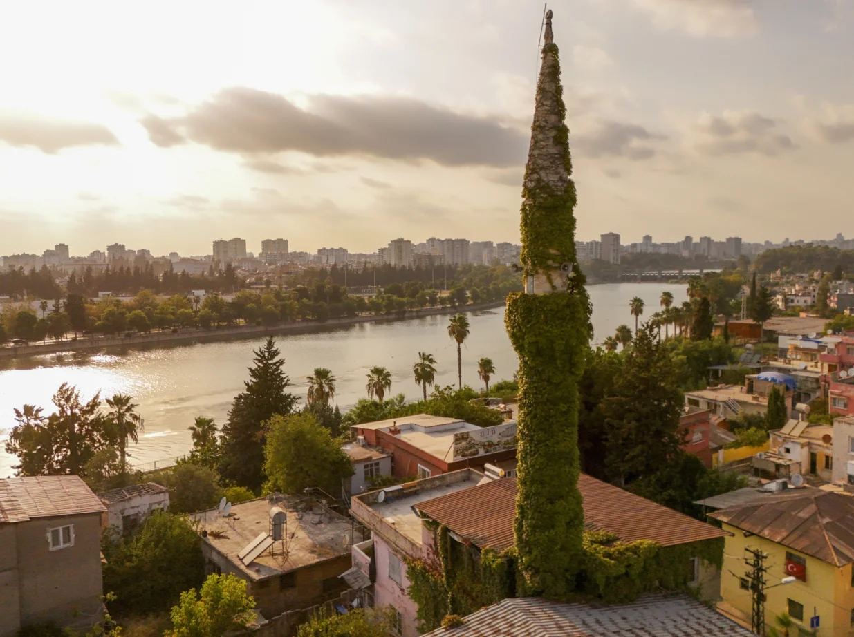ADANA, TURSKA, 2. SEPTEMBAR: DЕѕamija Koprukoy u turskoj Adani, poznata kao "zelena dЕѕamija" zbog brЕЎljana koji prekriva njene vanjske zidove i minaret, privlaДЌi paЕѕnju posjetilaca svojim jedinstvenim spojem arhitekture i prirode.Turski grad Adana moЕѕe se pohvaliti prirodnim ljepotama, arhitekturom i historijskim znamenitostima. No, Adana je poznata i po svojim dЕѕamijama, a najveД‡u paЕѕnju prolaznika privlaДЌi "zelena dЕѕamija". Ime je dobila po tome ЕЎto su njeni zidovi obrasli zelenilom. (Д°smail Duru - Anadolu Agency)/