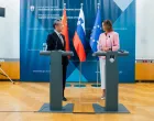 LJUBLJANA, SLOVENIA - 13. SEPTEMBAR 2025.Ministrica vanjskih i evropskih poslova Slovenije Tanja Fajon izjavila je da Slovenija pridaje veliku vaÅ¾nost iskrenom dijalogu s Kinom, nakon susreta s kineskim ministrom vanjskih poslova Wang Yijem.Fajon primila je kineskog ministra vanjskih poslova Wang Yija u sluÅ¾benoj posjeti Ljubljani. (ElvÄ±r HodzÄ±c - Anadolu Agency)/