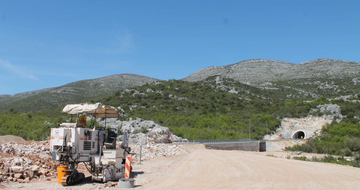 Radovi na izgradnji magistralne ceste Stolac - Neum izvode se u skladu s planiranom dinamikom, a kompletna dionica dužine 36 kilometara podjeljena je na sedam lotova. Nedavno su okončani radovi na dionici Stari Neum - Broćanac (dugačka 12 kilometara), a trenutno se radi na dionici Broćanac - Prapratnica, uključujući i radove na raskrsnicama Babin Do i Oskrušnica. Izvođač je kompanija Strabag AG, a vrijednost ugovora je 10.309.959,74 maraka. Predviđeni rok za završetak je juli ove godine. (Željko Milicevic - Anadolu Agency)/Željko Milicevic
