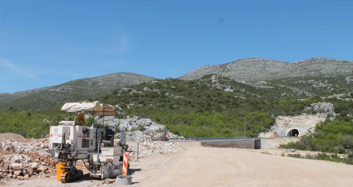 Radovi na izgradnji magistralne ceste Stolac - Neum izvode se u skladu s planiranom dinamikom, a kompletna dionica dužine 36 kilometara podjeljena je na sedam lotova. Nedavno su okončani radovi na dionici Stari Neum - Broćanac (dugačka 12 kilometara), a trenutno se radi na dionici Broćanac - Prapratnica, uključujući i radove na raskrsnicama Babin Do i Oskrušnica. Izvođač je kompanija Strabag AG, a vrijednost ugovora je 10.309.959,74 maraka. Predviđeni rok za završetak je juli ove godine. (Željko Milicevic - Anadolu Agency)/Željko Milicevic