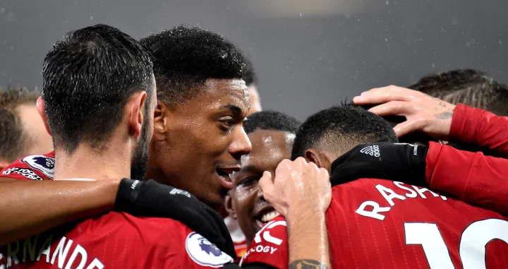 epa10379471 Anthony Martial (C) of Manchester United celebrates with teammates after scoring the 2-0 during the English Premier League soccer match between Manchester United and Nottingham Forest in Manchester, Britain, 27 December 2022. EPA/Peter Powell EDITORIAL USE ONLY. No use with unauthorized audio, video, data, fixture lists, club/league logos or 'live' services. Online in-match use limited to 120 images, no video emulation. No use in betting, games or single club/league/player publications/Foto: Peter Powell
