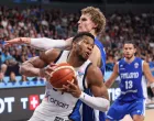 Basketball - FIBA EuroBasket 2025 - Third Place Game - Greece v Finland - Xiaomi Arena, Riga, Latvia - September 14, 2025 Greece's Giannis Antetokounmpo in action with Finland's Lauri Markkanen REUTERS/Yiannis Kourtoglou/Foto: Yiannis Kourtoglou